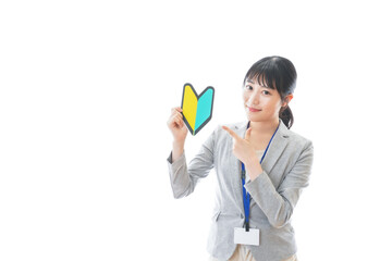 初心者マークを持つ若いビジネスパーソン