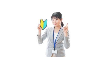 初心者マークを持つ若いビジネスパーソン