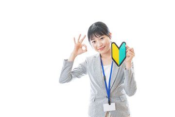 初心者マークを持つ若いビジネスパーソン
