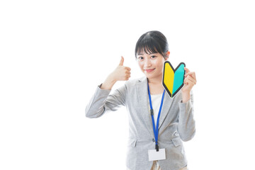 初心者マークを持つ若いビジネスパーソン