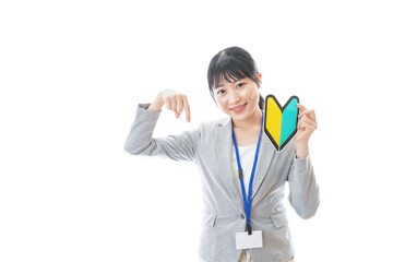 初心者マークを持つ若いビジネスパーソン