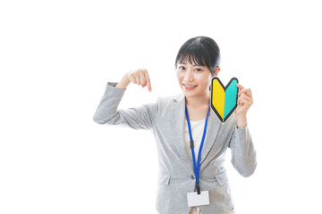初心者マークを持つ若いビジネスパーソン