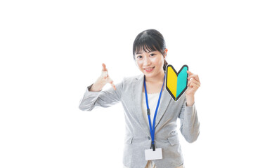 初心者マークを持つ若いビジネスパーソン