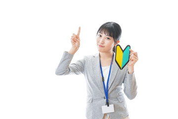 初心者マークを持つ若いビジネスパーソン