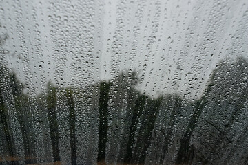 Gouttes de pluie sur une vitre de voiture pendant une averse