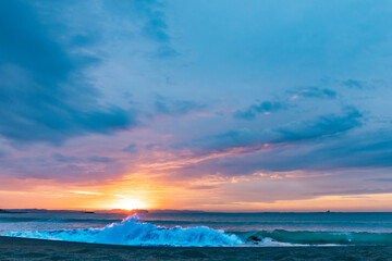 湘南海岸からみた江の島に昇る朝陽（1）