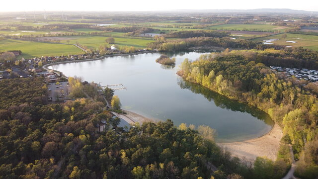 sch&ouml;ner see im wald