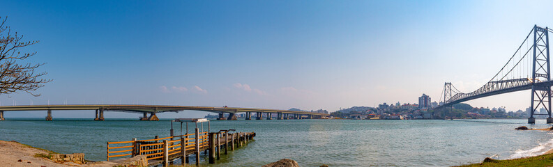 Panorâmica  de Florianópolis com a  Ponte Hercílio Luz e a Ponte Pedro Ivo,  Ponte Colombo...