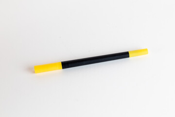 Yellow. Color marker with double brush tip. Ideal for adult and children's coloring books, manga, comics, calligraphy.