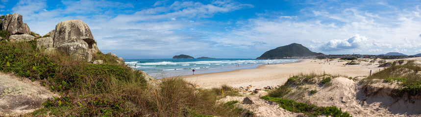 Panorâmica das rochas e dunas da linda  Praia do Santinho,  Florianópolis, praia tropical, Santa Catarina, Brasil, florianopolis