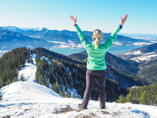 Winterwandern am Tegernsee - Frau genießt den Blick