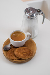 taza de café con galletas rústicas