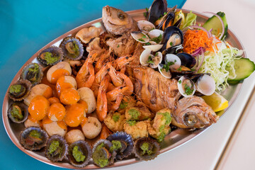 Bandeja con mariscos variados y verduras