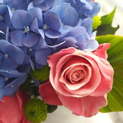 Bouquet di rose e ortensie