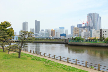 Fototapeta premium 浜離宮庭園と勝どき遠景