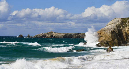 Grosses vagues un jour de tempête sous les falaises de la côte sauvage à Quiberon en Bretagne,...