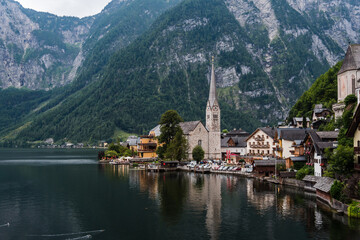Fototapeta premium Mesmerizing shot of a calm lake surrounded by mountains in Hallstatt, Austria