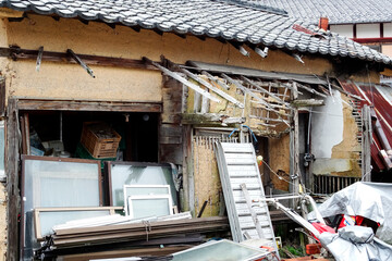 Obraz premium 老朽化した廃屋