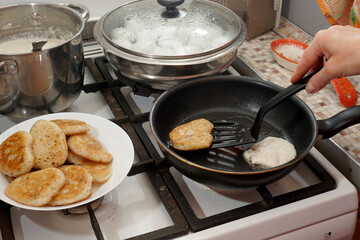 Baked pancakes are transferred from the pan to the plate with a spatula.