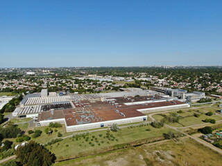 Vista aérea de una zona industrial con la ciudad al fondo.