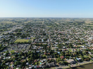 Vista aérea de un pequeño pueblo.