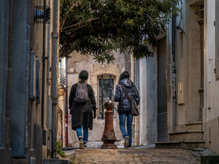 Fototapeta na wymiar filles se promenant en ville
