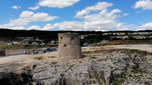 Europa Italien Sommer Drohne Flug &uuml;ber Strand Felsen Wand am Meer w&auml;hrend Corona Covid Pandemie Urlaub Ferien t&uuml;rkis Ozean sch&auml;umende Wellen Reise Drohnenflug Ruine Leuchtturm 