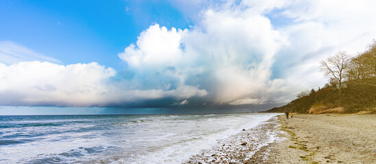 Ostsee Steilufer im Herbst ,Regenwolke am Horizont