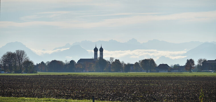 Kirche Weihenstephan und Alpenpanorama
