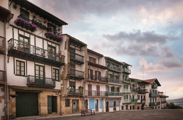 Fototapeta na wymiar Calles del casco antiguo Hondarribia (Fuenterrabía) en el Pais Vasco.