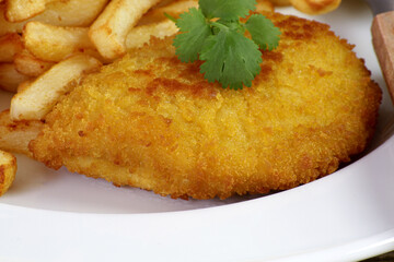 cordon bleu et frites dans une assiette