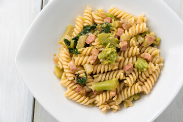 Piatto di pasta con broccoli e pancetta, Cucina Italiana
