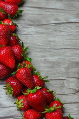 fresas en orden, sobre una mesa 