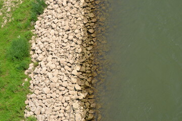 Flussufer mit Steinen