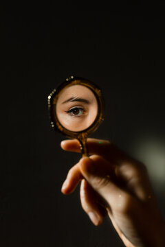 eye a mirror.