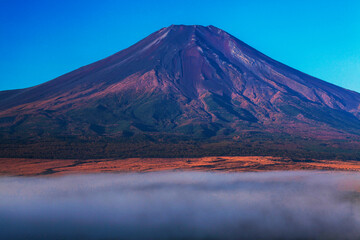 Naklejka premium 朝もやの富士山