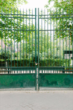 Paris park locked gates during confinement