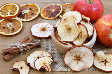 Suszone jabłka w drewnianej misce © Monika