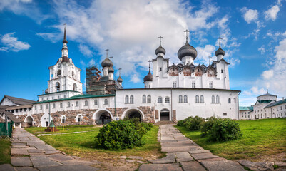 Fototapeta na wymiar Spaso-Preobrazhensky Cathedral and the bell tower in the Solovetsky Monastery