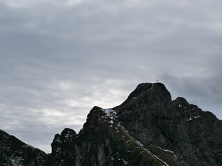 Der knapp 2000 Meter hohe Berg Aggenstein in den Allgäuer Alpen bei Pfronten an der Grenze zu Österreich