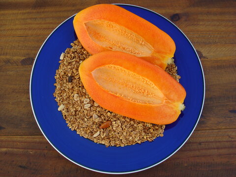 Papaya partida a la mitad, con granola en plat&oacute;n de cer&aacute;mica 3