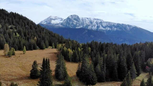 drone dans une plaine de montagne