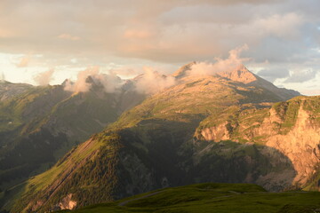 Alpenglühn. Bergpanorama im Sommer