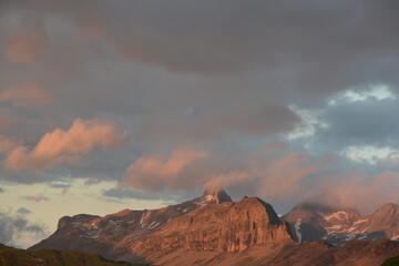 Alpenglühn. Bergpanorama im Sommer