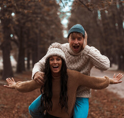 Obraz premium Happy Couple in Autumn Park. Fall. Young Family Having Fun Outdoors. 