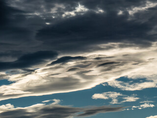 Fototapeta na wymiar Bizarre Wolken Formation am blauen Himmel
