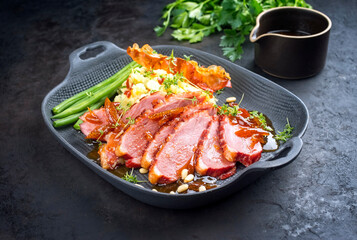 Modern Style traditionelle Gourmet Entenbrust Filet mit Kartoffelsalat und Bohnen in Orangen Sauce...