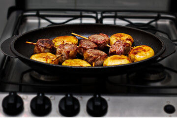 LOMBO DE CORDEIRO GRELHADO COM BATATA AO MURRO