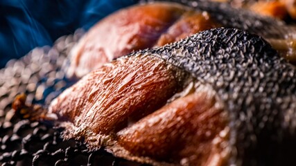 炭火で焼く美味しい鮭