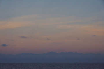 夕暮れに染まる。